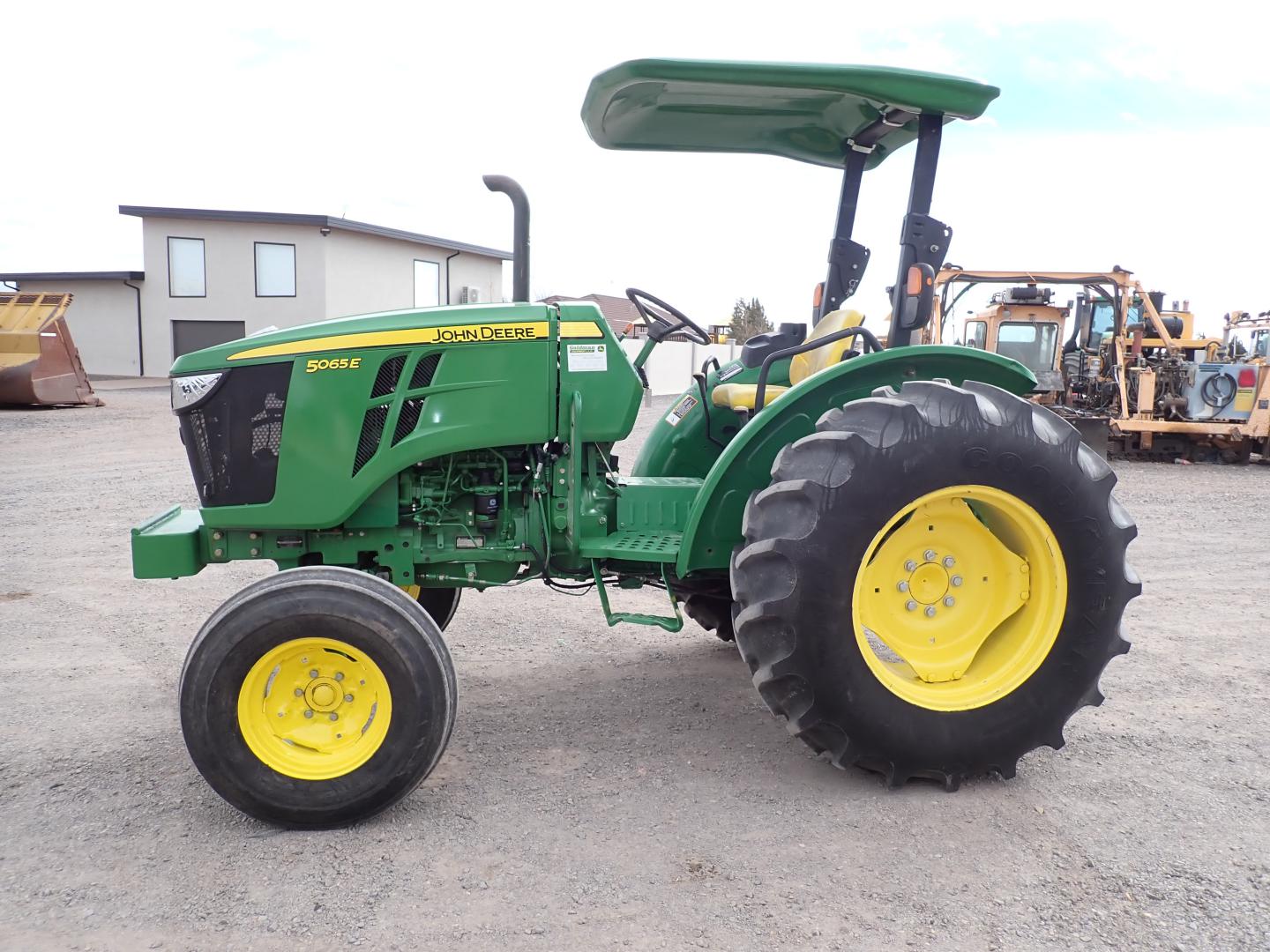 ./imagenes/INVOICE/2019/16432/TRACTOR JOHN DEERE_5065E (16).JPG